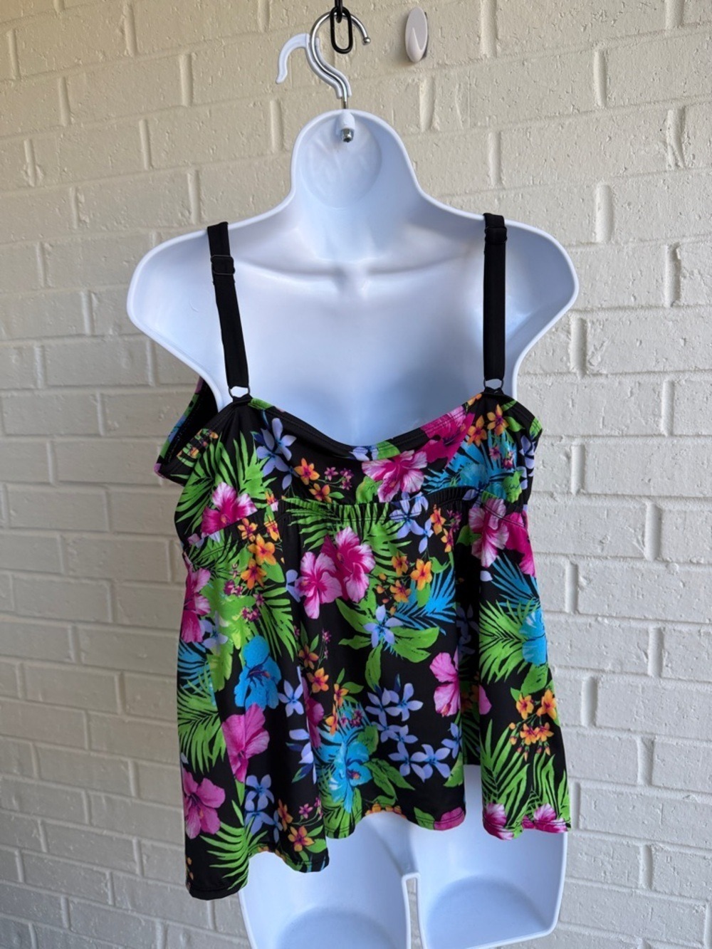 Kim Rogers Curvy Black Tropical Floral Scoop Swim Tankini Top Size 18W Looks New - Picture 3 of 10